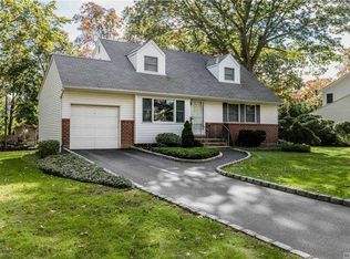 8 Map Ln, Commack, NY 11725