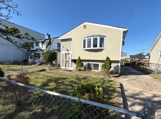 11 Mount Ave, Freeport, NY 11520