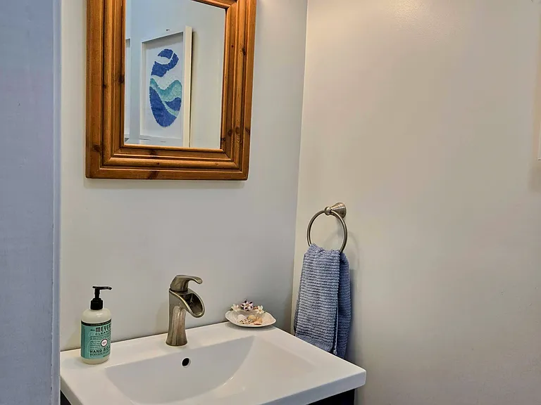 20 Hirsch Rd — Photo 9