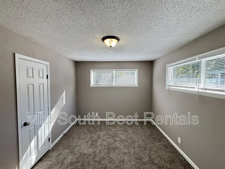 202 S 2nd St — Photo 4