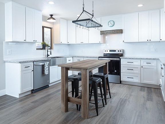3rd image of 10217 Quincy Ln