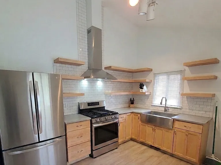 1519 Dartmouth Ln — Photo 2