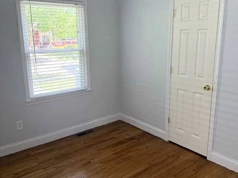 1424 Chapin Ave — Photo 4