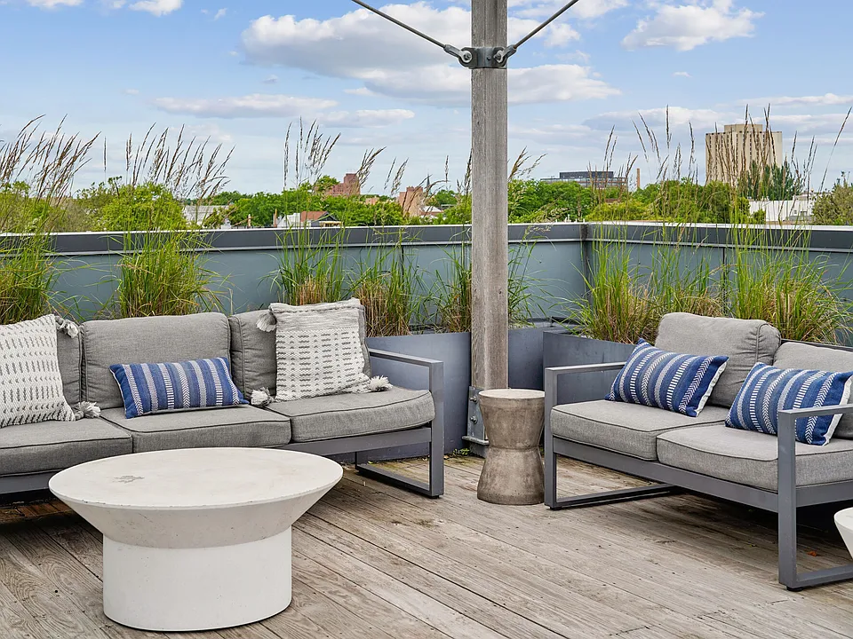 Luxe on Chicago apartments community photo