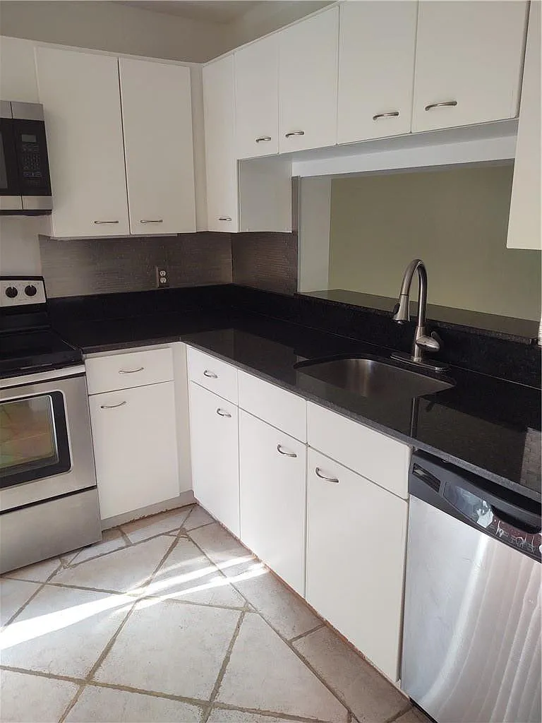 2 bed, 2.0 bath, 1200 sqft, $2,200 — Photo 3