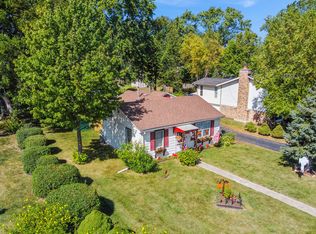 101 Oakleaf Rd, Lake In The Hills, IL 60156