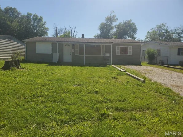 240 Saint John Dr, Cahokia, IL 62206