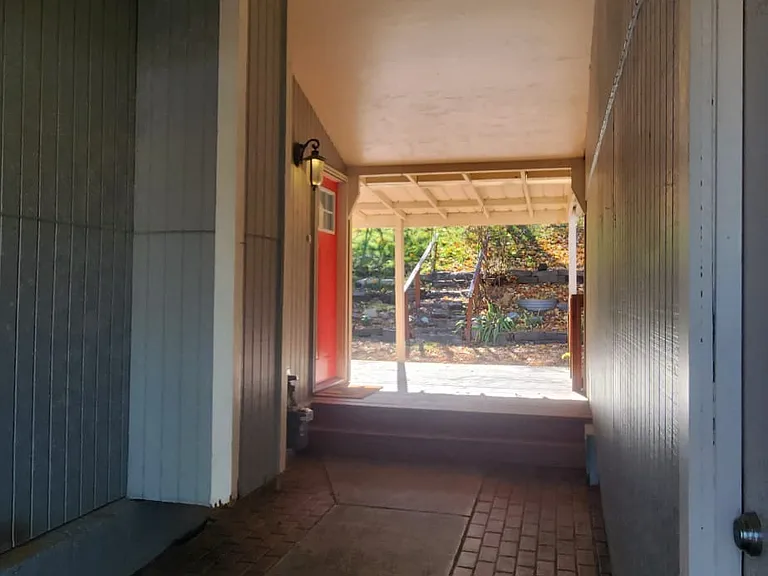 2215 E Vista Dr — Photo 2