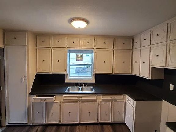 4th image of 701 W Saint Charles St