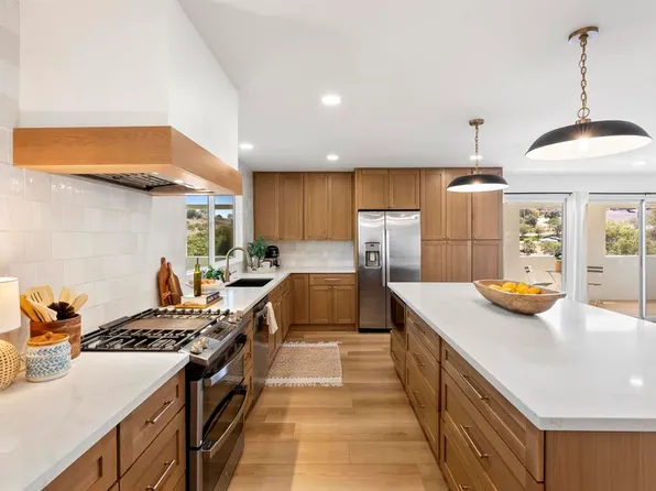1140 Evergreen Ln, Vista, CA 92084