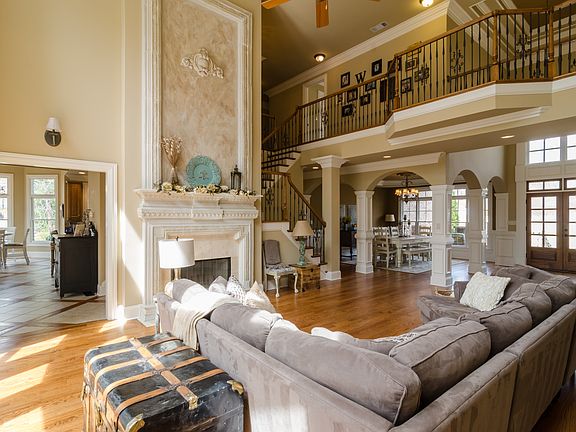 Living room w/ fireplace