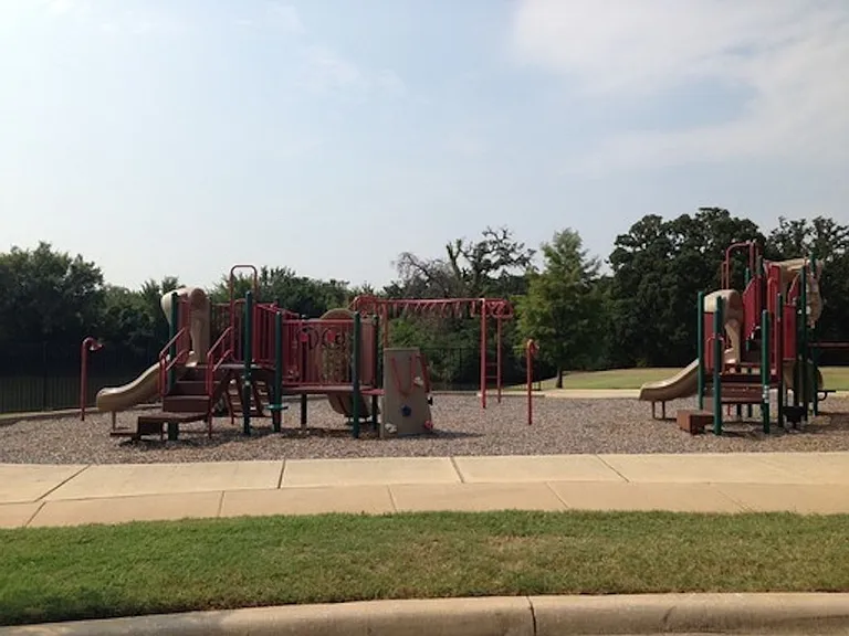 1407 Piedmont Dr — Photo 1