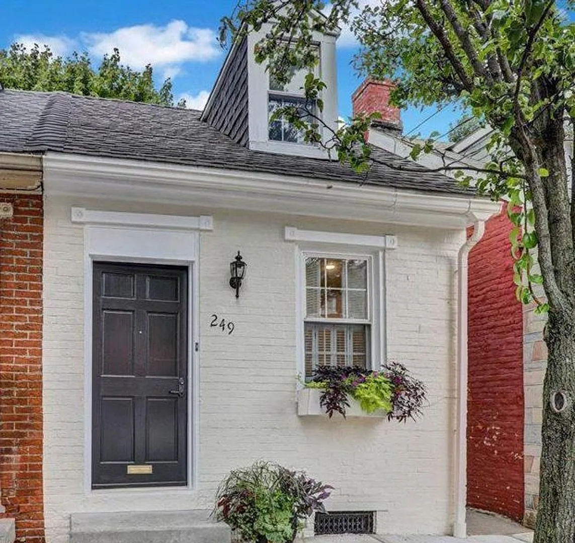 Charming 1BR/1BA Cottage in the Heart of Lancaster City! — Photo 2