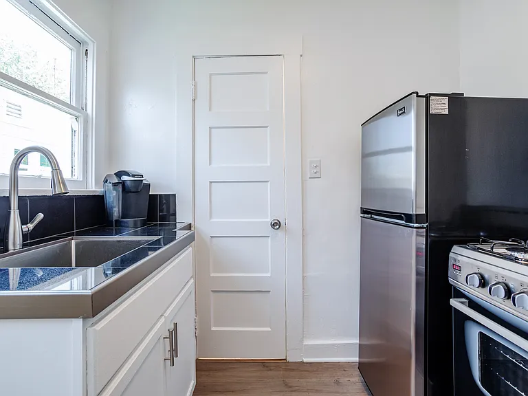 653 Flower Ave #C — Photo 9