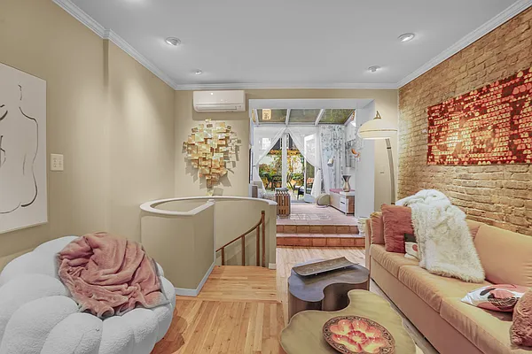 Sold by Tosh Marks Property Group | media 17