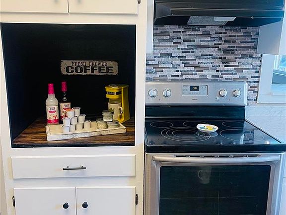 5th image of 1208 N Race St