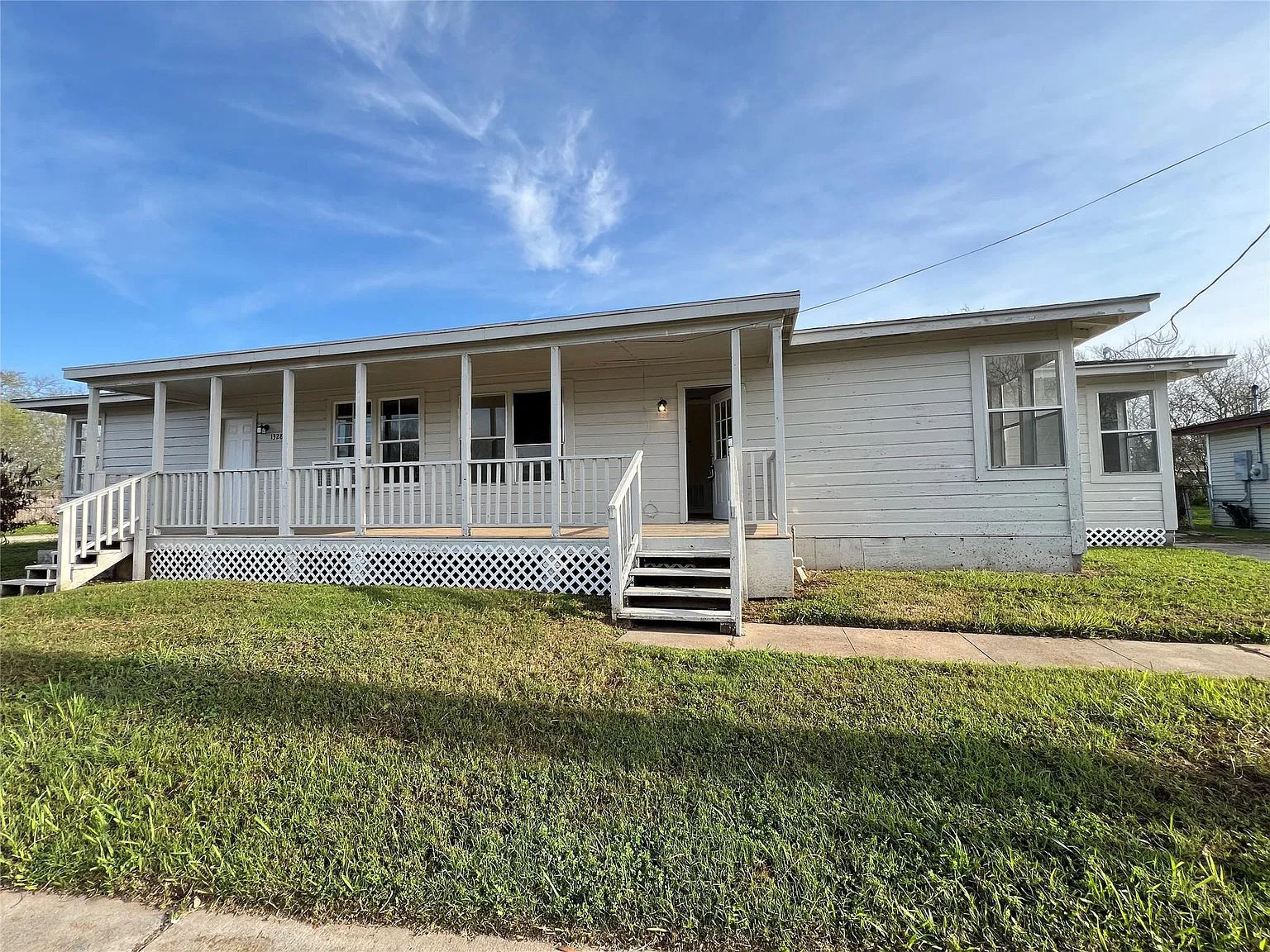 3 bed, 1.0 bath, 696 sqft, $1,200 — Photo 1