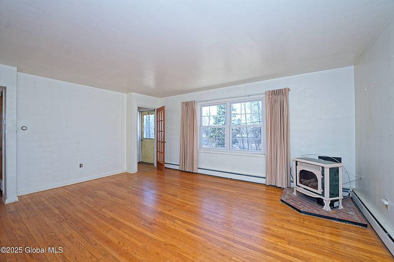 4th image of 31 Mellon Avenue