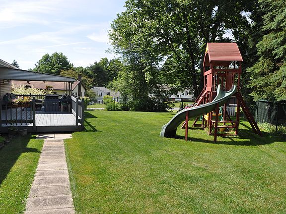 fenced back yard w/lg deck