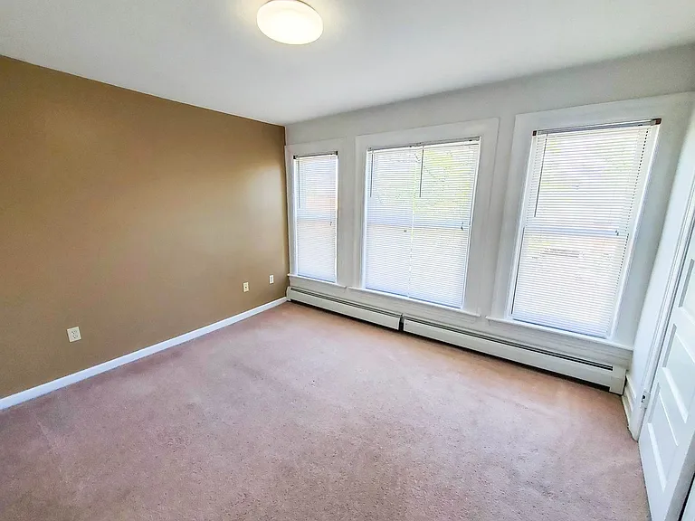 403 W 9th St — Photo 3