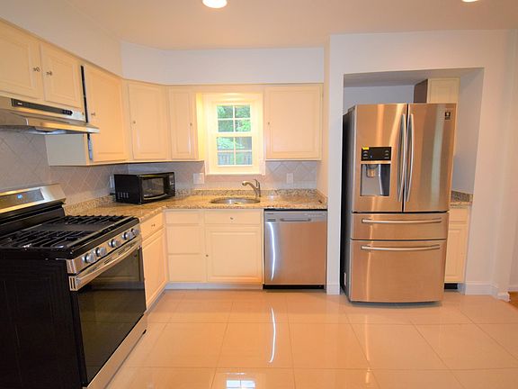 2nd image of 6706 Stoneybrooke Ln