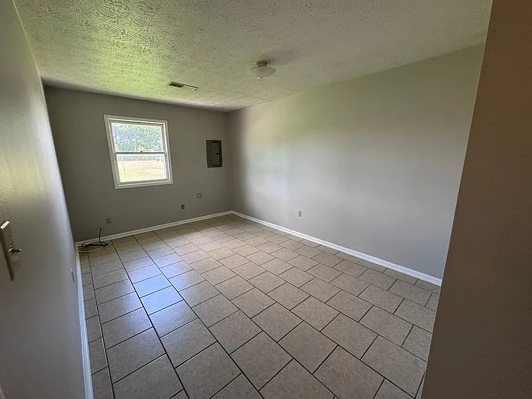 105 Grogan Cir — Photo 1