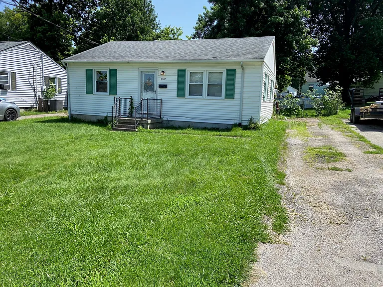 102 Eastwood Dr — Photo 2