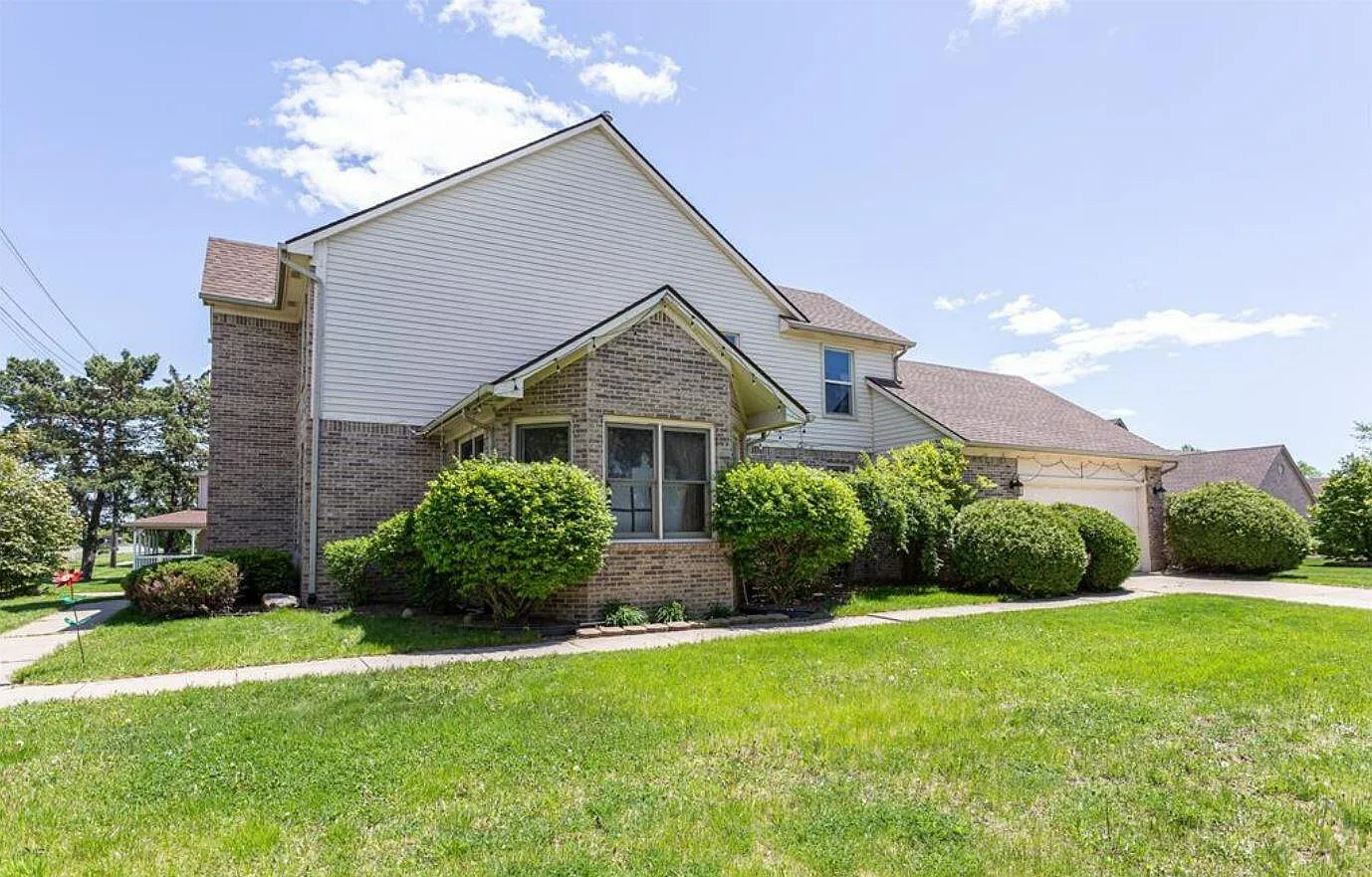 4 bed, 2.5 bath, 2518 sqft, $3,300 — Photo 3