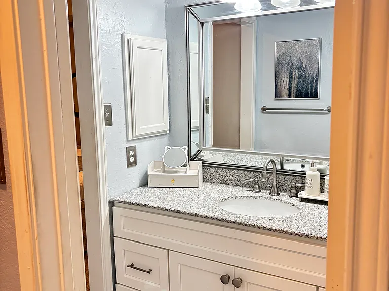 Secondary bathroom area