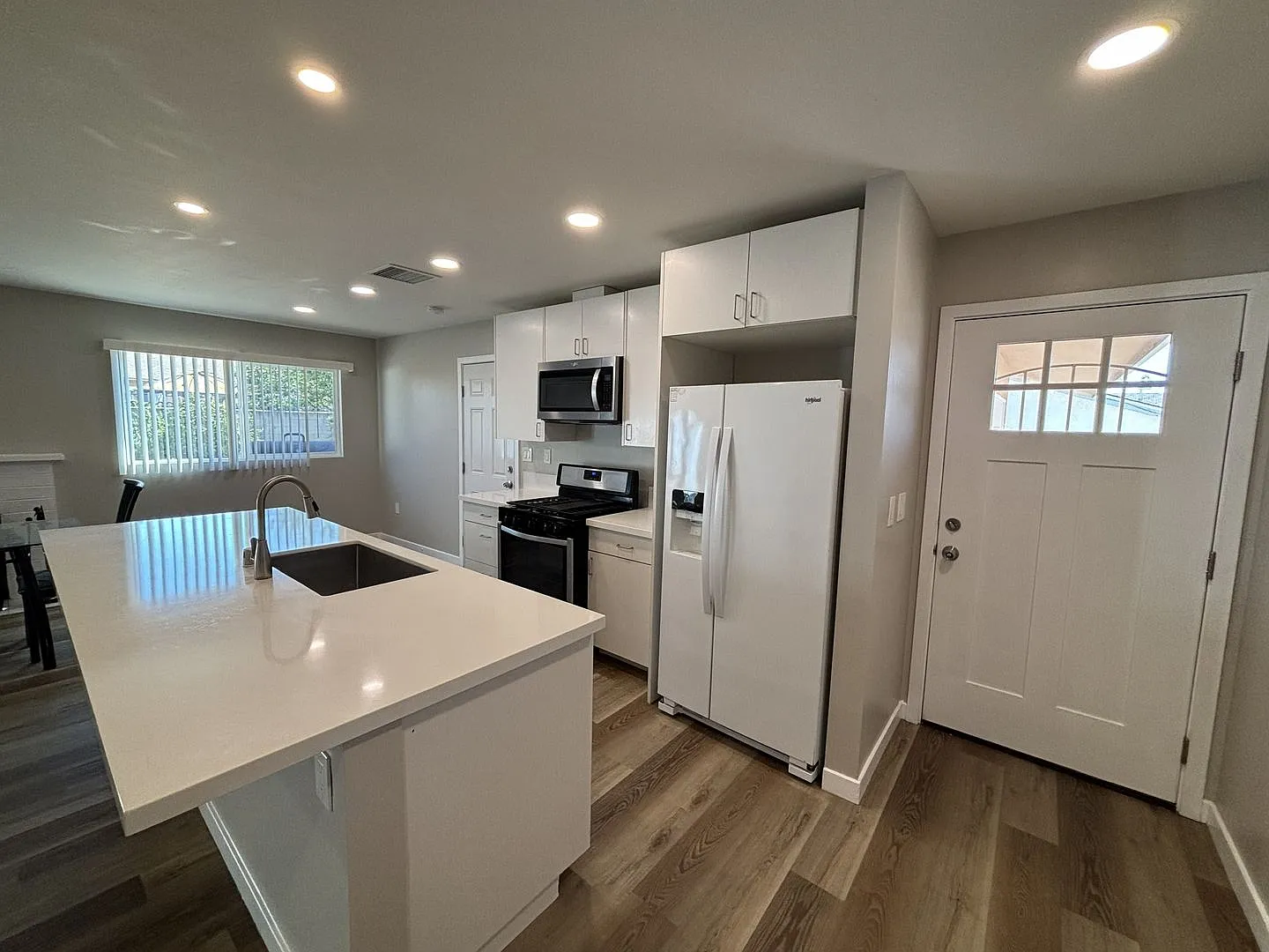 Spacious 4 Bedroom Home in Clairemont Mesa! — Photo 2