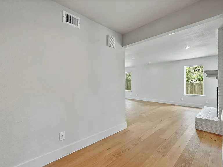 1305 Kenwood Ave — Photo 3