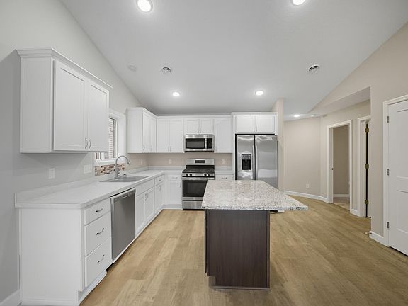 5th image of 365 Karen Ln