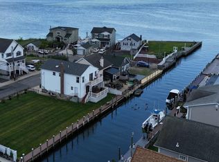 913 Arctic St, Lindenhurst, NY 11757