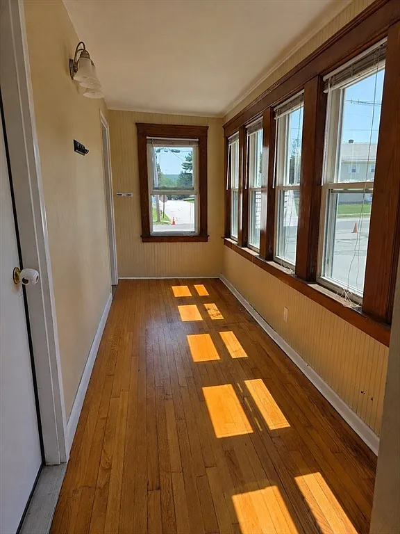 3 bed, 1.0 bath, 1052 sqft, $2,100 — Photo 2