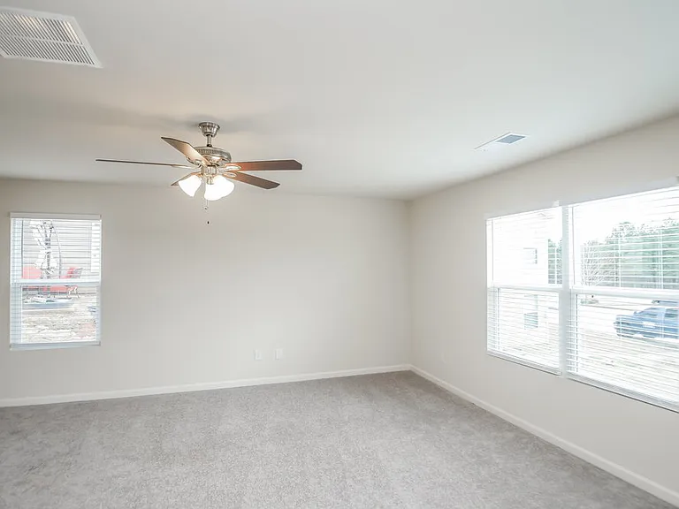 302 Freeman Cir — Photo 4