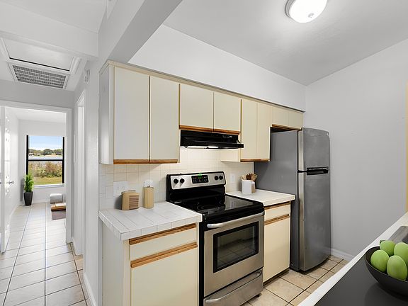 3rd image of 1040 S Buena Vista Dr #1050
