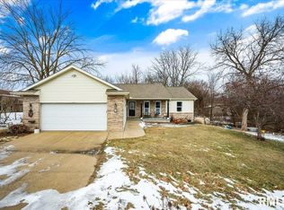 3 Avon Ct, Mackinaw, IL 61755