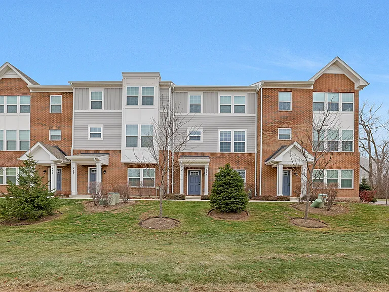 155 Canterbury Way — Photo 3