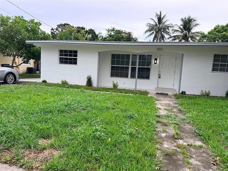 650 SW 55th Ave — Photo 1