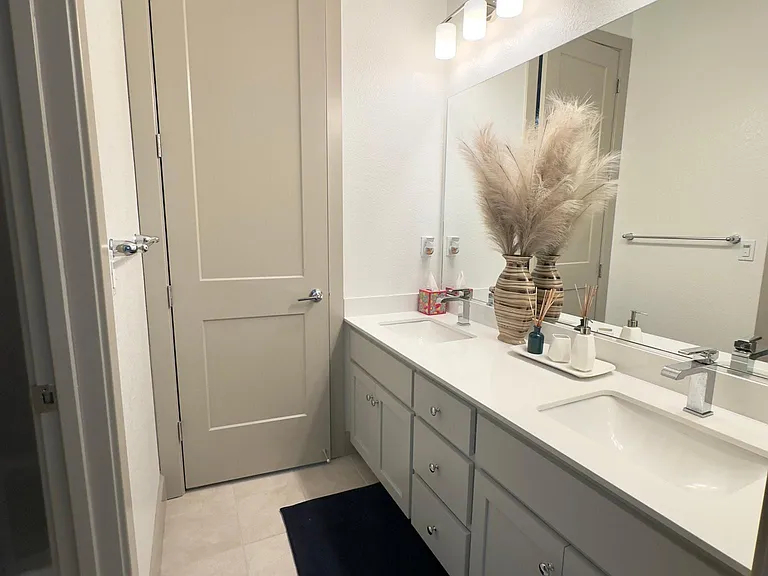 Common full bathroom between guest bedroom-1 and 2 (2nd floor)