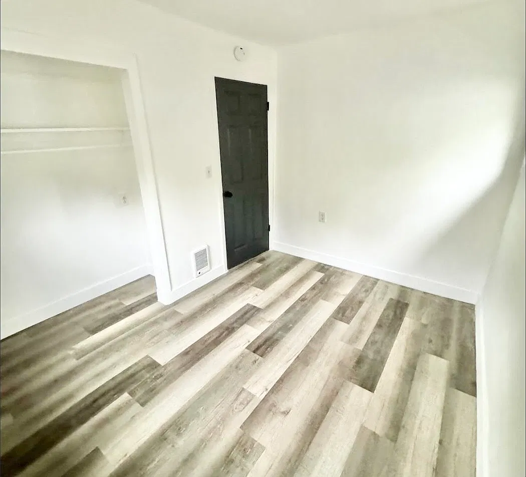 4 bed, $2,400 — Photo 4