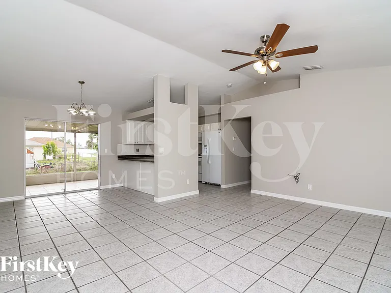 222 NW 28th Ct — Photo 3
