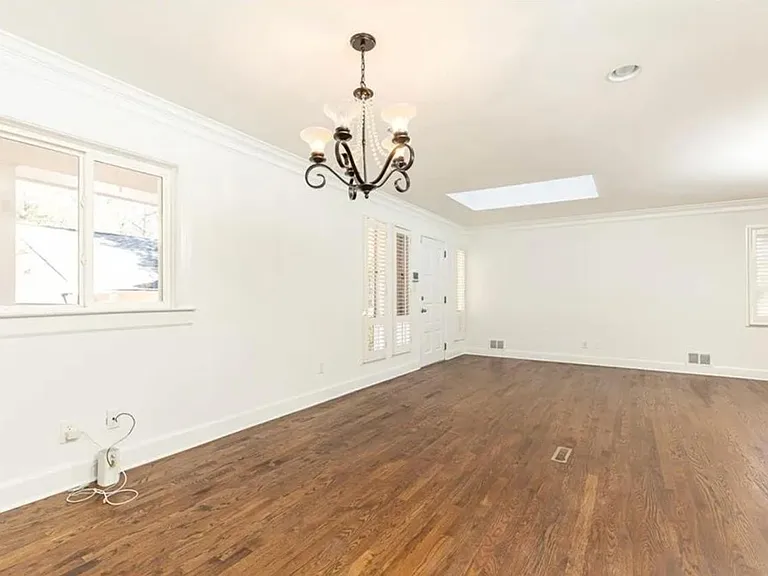 2580 Hawthorne Dr — Photo 6