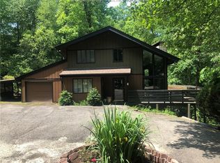 5 Granville Dr, Elkview, WV 25071