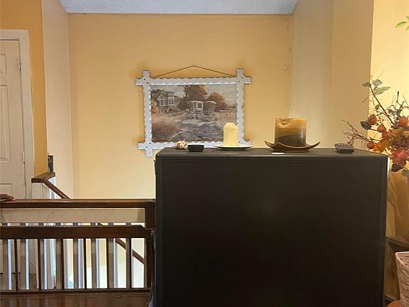 5th image of 8 Roberta Ln