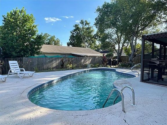 2nd image of 3825 Parkside Dr