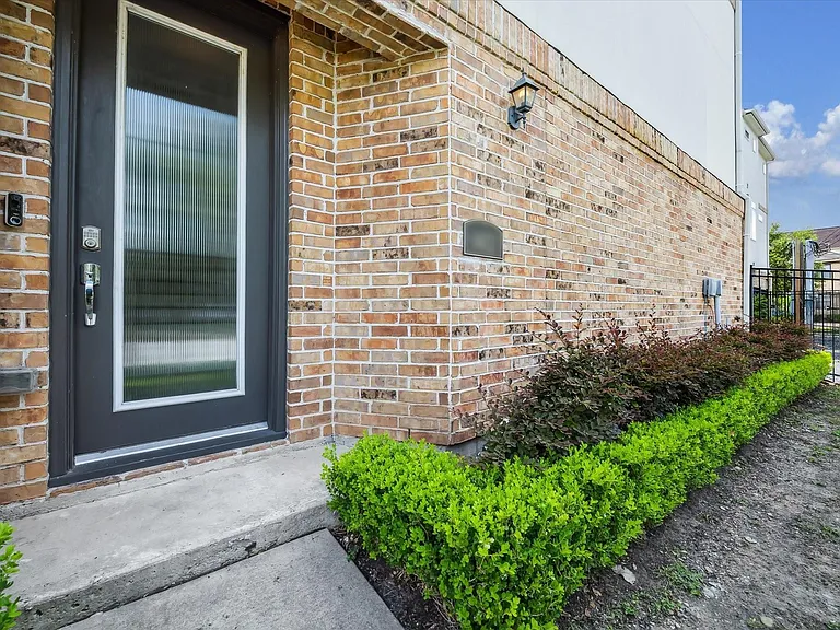 1412 Cleburne St — Photo 4