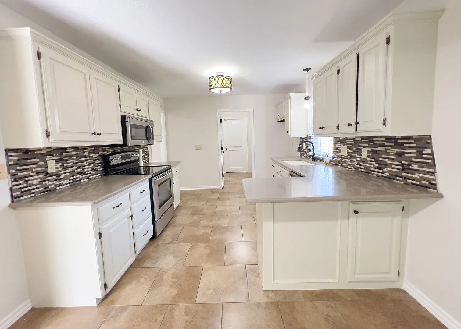 Luxurious Home, Ideal Location! — Photo 1