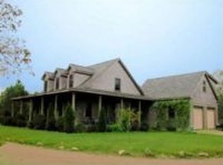 8 Skiffs Ln, Tisbury, MA 02568