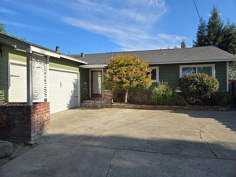 1619 Merritt St — Photo 1